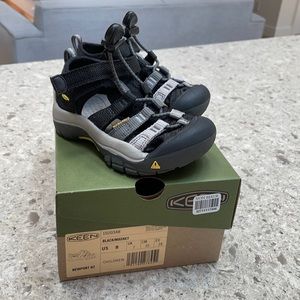 Keen Newport H2, Black/Magnet, Size 8 Toddler
